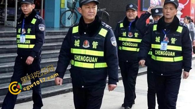 新疆男子勇斗城管！刀光闪烁，威风凛凛，城管悲惨跪地求饶，差点命丧黄泉！  第1张