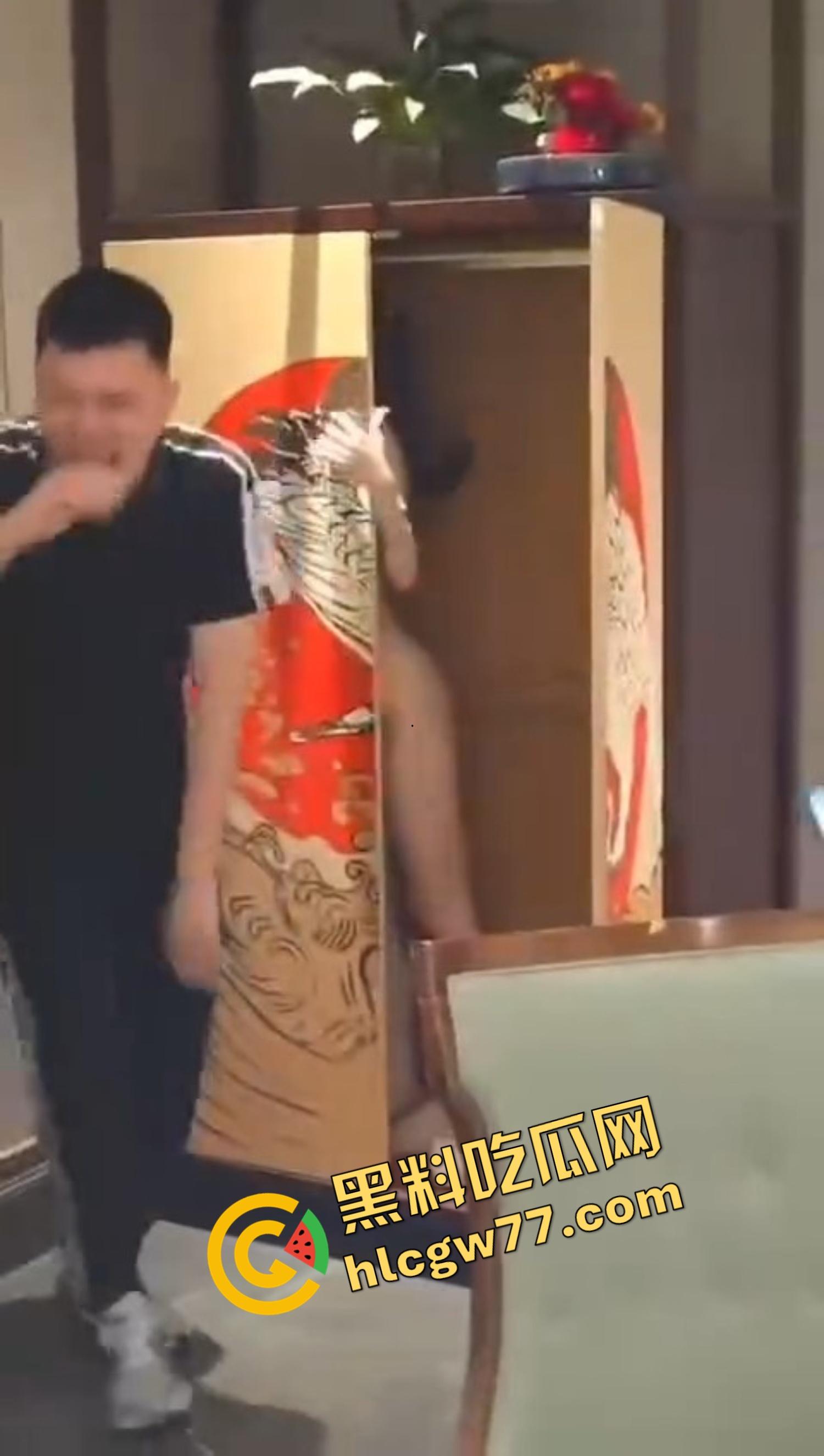 辽宁精神小伙聚会，妹子全裸藏柜子开场，饭局后全员直奔酒店，5人大乱斗场面淫荡无比！  第4张