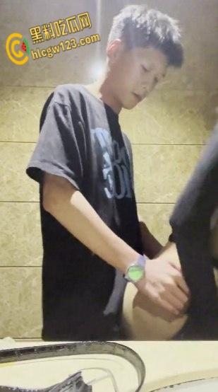 KTV包间里拥吻，衣着暴露的女同学深入短裤抚摸，卫生间激情口交站立后入打桩 ！  第6张