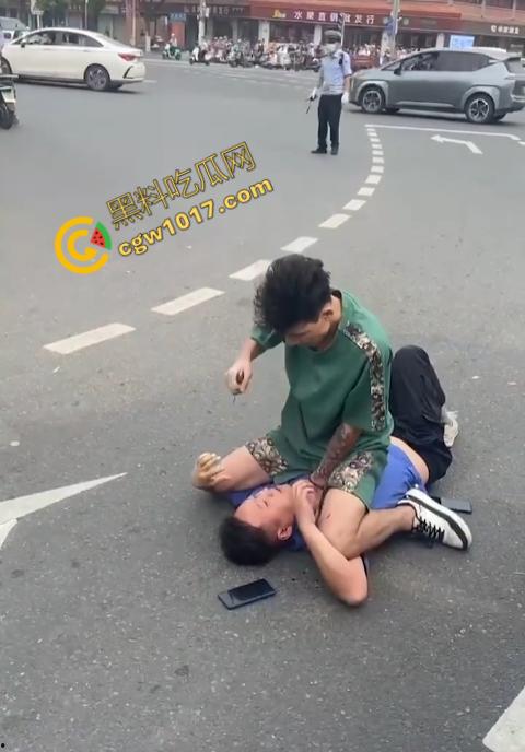 新疆男子勇斗城管！刀光闪烁，威风凛凛，城管悲惨跪地求饶，差点命丧黄泉！  第2张