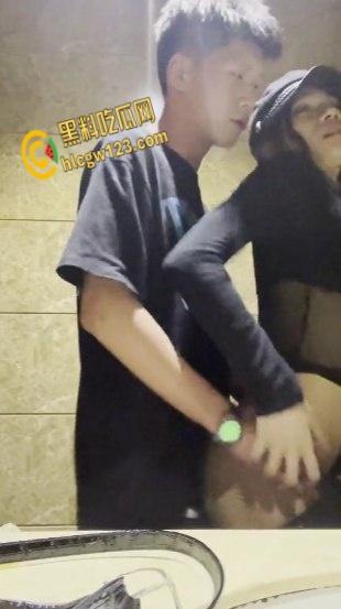 KTV包间里拥吻，衣着暴露的女同学深入短裤抚摸，卫生间激情口交站立后入打桩 ！  第7张