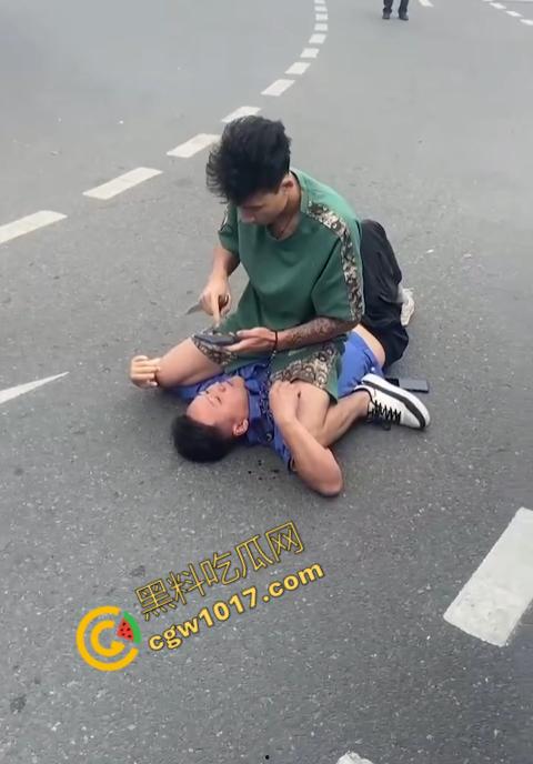 新疆男子勇斗城管！刀光闪烁，威风凛凛，城管悲惨跪地求饶，差点命丧黄泉！  第3张