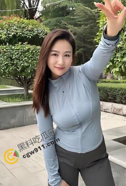 海角大神母子乱伦！骚妈过生日收到礼物后主动献身，趴桌撅臀迎合后入暴操！  第1张