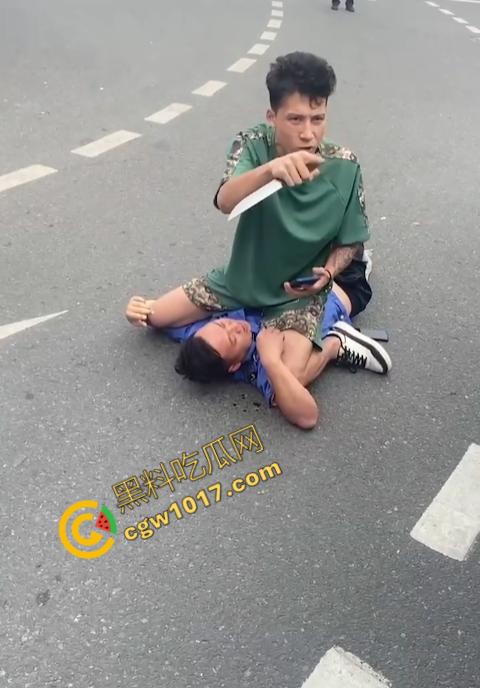 新疆男子勇斗城管！刀光闪烁，威风凛凛，城管悲惨跪地求饶，差点命丧黄泉！  第4张