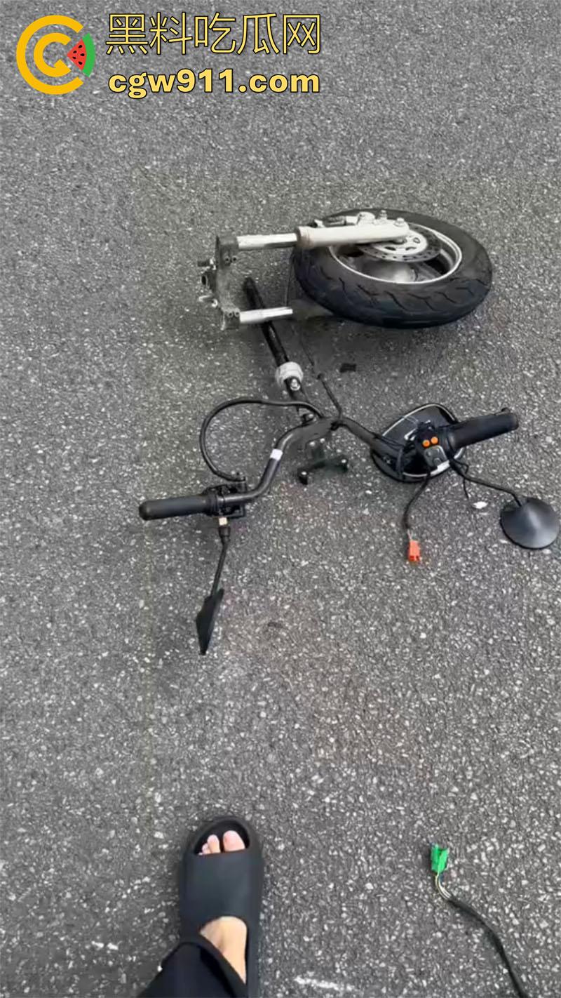 武汉小米汽车撞警察，地板油加速起步，本想装个大的结果翻车，警察当场撞死，小米汽车碎一地！  第1张