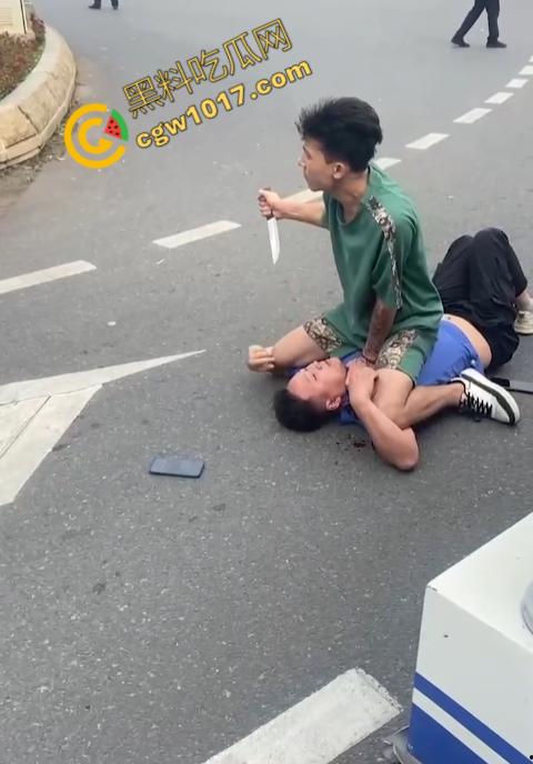 新疆男子勇斗城管！刀光闪烁，威风凛凛，城管悲惨跪地求饶，差点命丧黄泉！  第5张