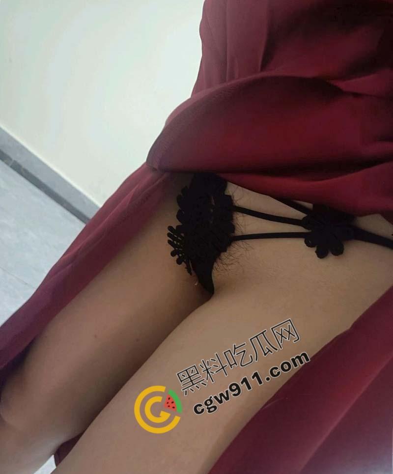 海角大神母子乱伦！骚妈过生日收到礼物后主动献身，趴桌撅臀迎合后入暴操！  第5张