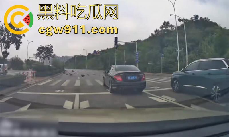 武汉小米汽车撞警察，地板油加速起步，本想装个大的结果翻车，警察当场撞死，小米汽车碎一地！  第3张