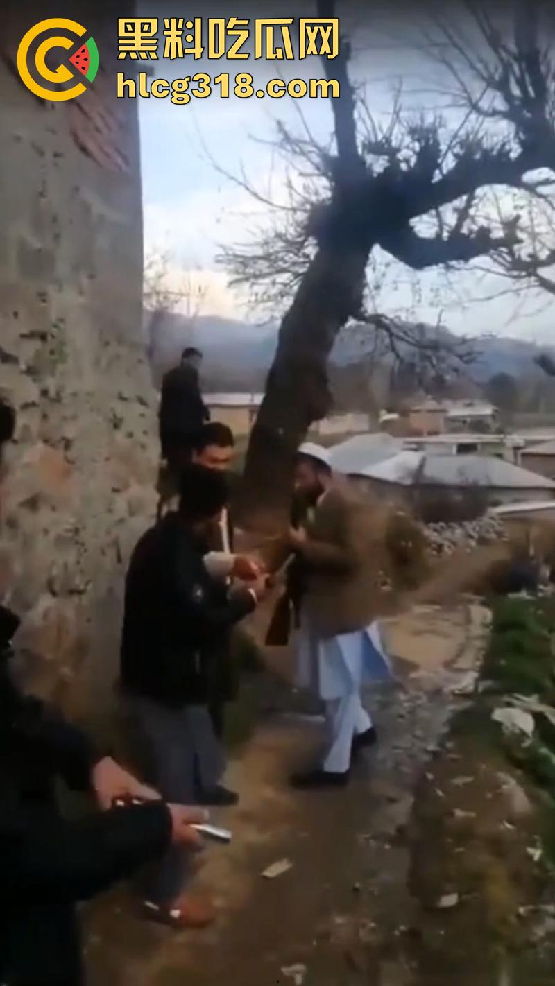 猪队友试枪惨遭爆头，巴基斯坦村民体验刚到的手枪，结果遭猪队友走火爆头，男子当场去世！  第1张