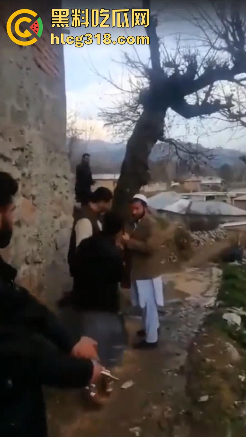 猪队友试枪惨遭爆头，巴基斯坦村民体验刚到的手枪，结果遭猪队友走火爆头，男子当场去世！  第2张