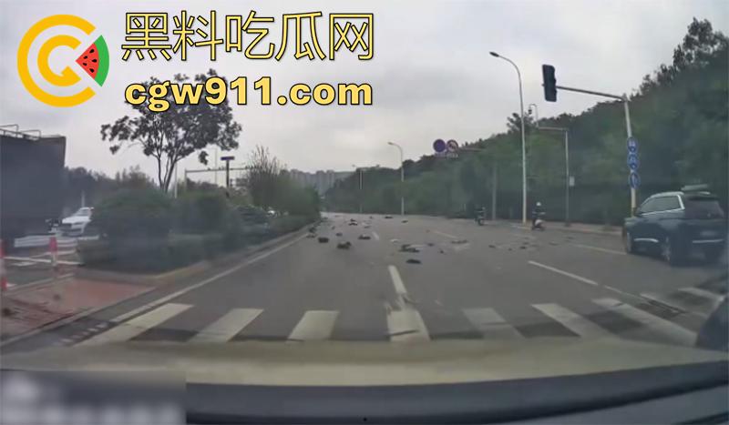 武汉小米汽车撞警察，地板油加速起步，本想装个大的结果翻车，警察当场撞死，小米汽车碎一地！  第4张