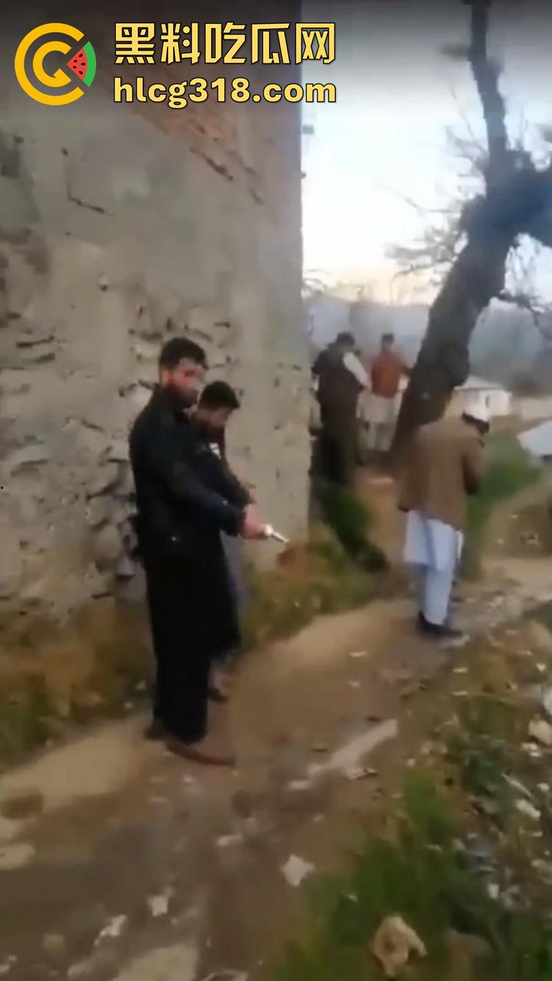 猪队友试枪惨遭爆头，巴基斯坦村民体验刚到的手枪，结果遭猪队友走火爆头，男子当场去世！  第3张