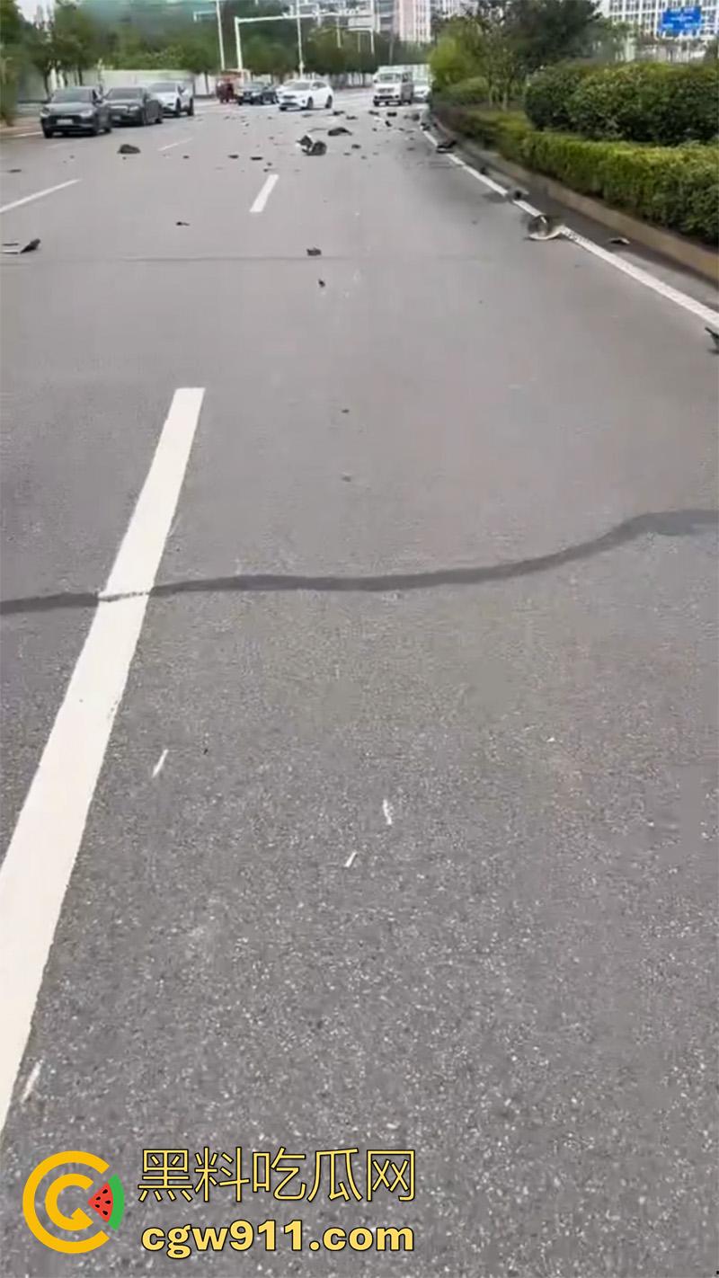 武汉小米汽车撞警察，地板油加速起步，本想装个大的结果翻车，警察当场撞死，小米汽车碎一地！  第5张