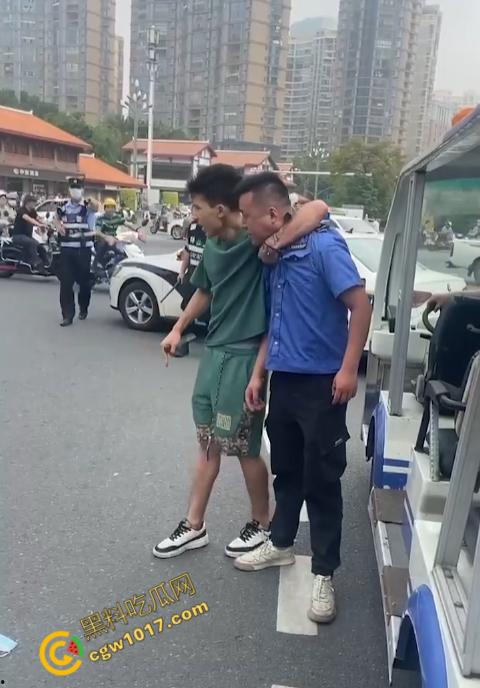 新疆男子勇斗城管！刀光闪烁，威风凛凛，城管悲惨跪地求饶，差点命丧黄泉！  第8张