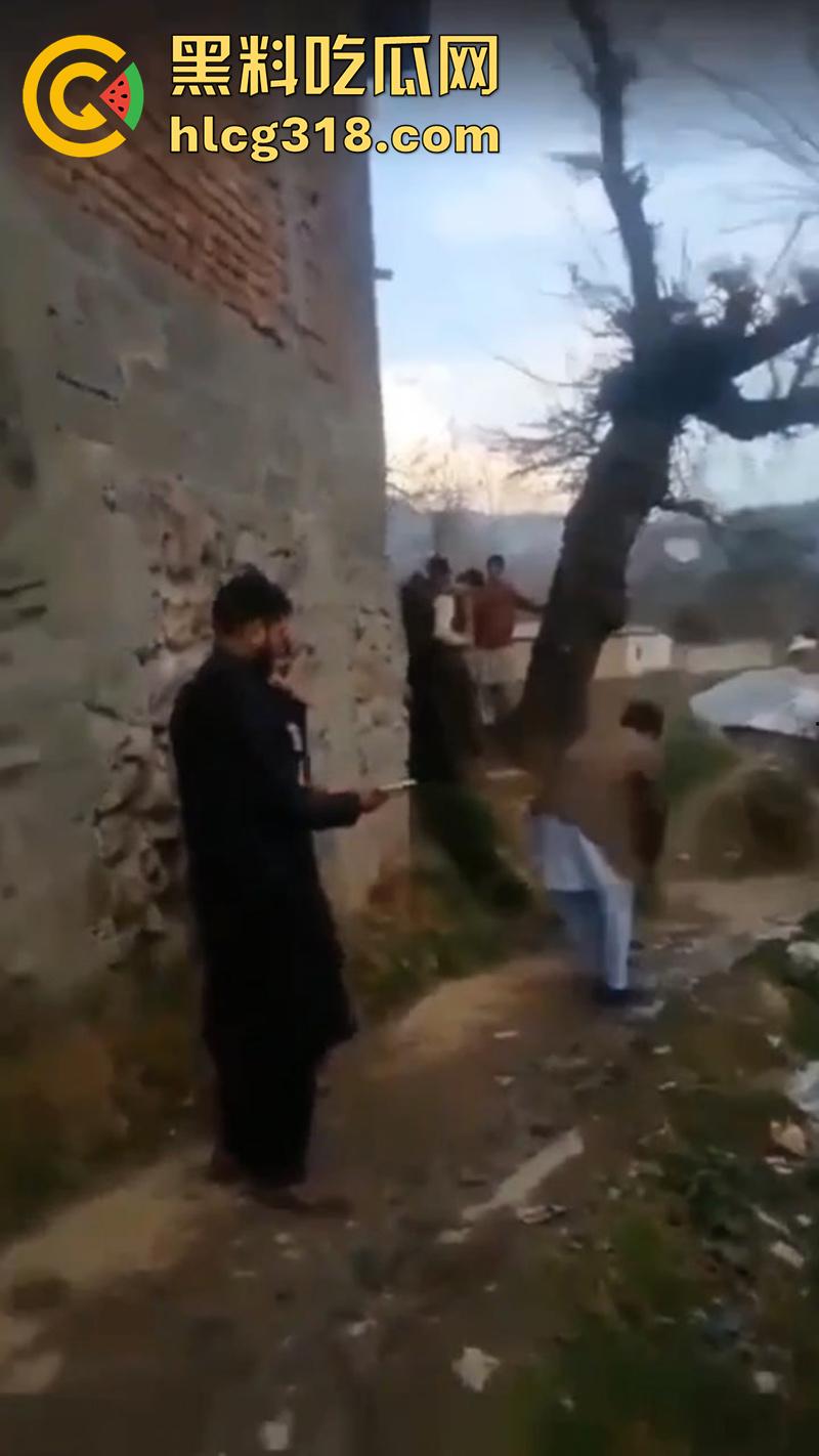 猪队友试枪惨遭爆头，巴基斯坦村民体验刚到的手枪，结果遭猪队友走火爆头，男子当场去世！  第4张