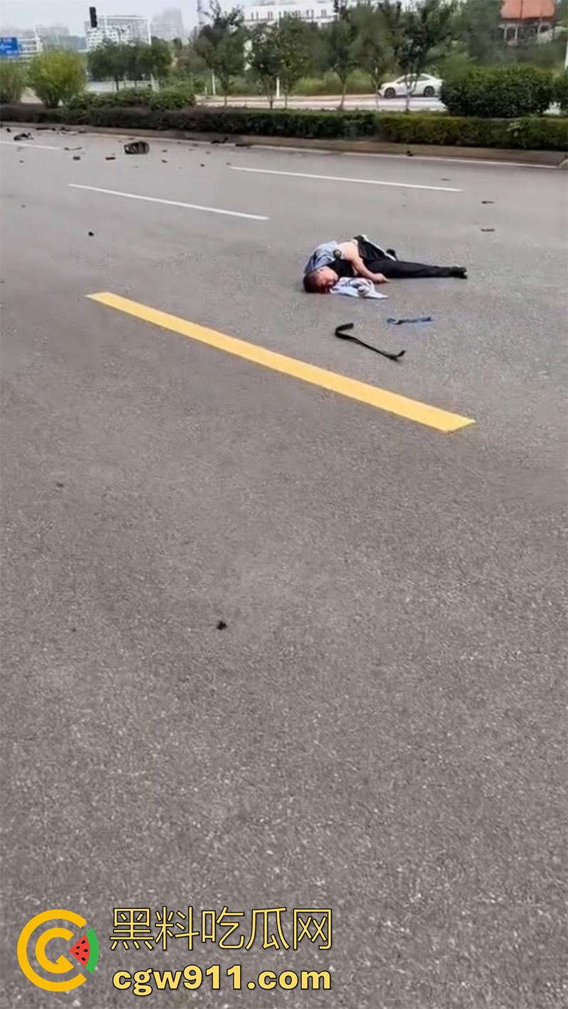 武汉小米汽车撞警察，地板油加速起步，本想装个大的结果翻车，警察当场撞死，小米汽车碎一地！  第6张