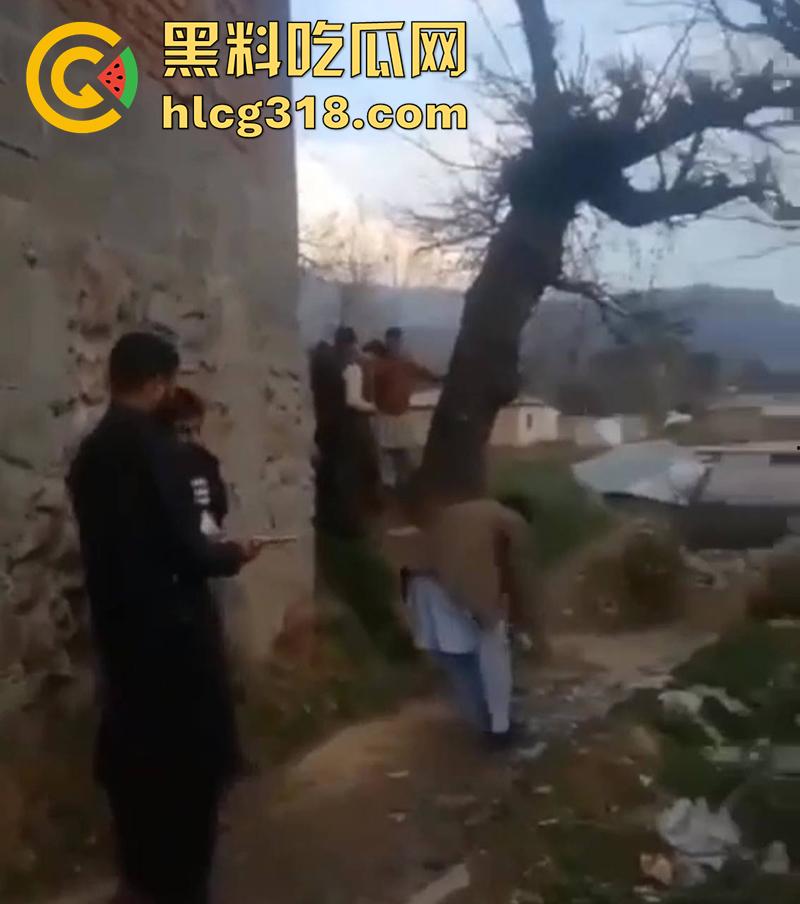 猪队友试枪惨遭爆头，巴基斯坦村民体验刚到的手枪，结果遭猪队友走火爆头，男子当场去世！  第5张