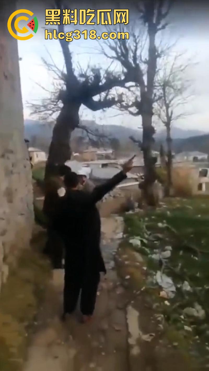 猪队友试枪惨遭爆头，巴基斯坦村民体验刚到的手枪，结果遭猪队友走火爆头，男子当场去世！  第6张