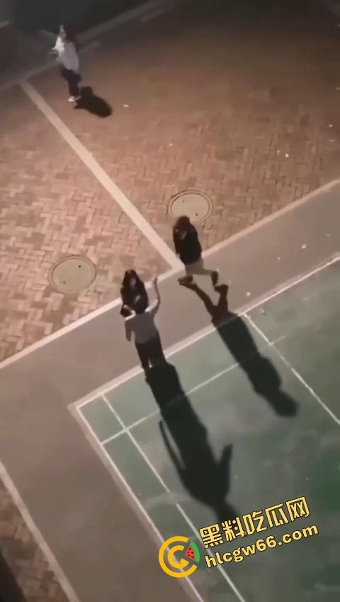 四川国际职业学院三舔狗为一个海后当街互殴，情敌互锤全员备胎，女主笑而不语继续约第4个！  第4张