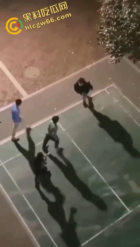 四川国际职业学院三舔狗为一个海后当街互殴，情敌互锤全员备胎，女主笑而不语继续约第4个！  第5张