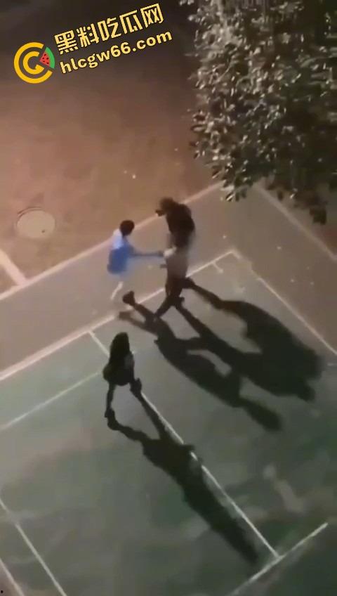 四川国际职业学院三舔狗为一个海后当街互殴，情敌互锤全员备胎，女主笑而不语继续约第4个！  第6张