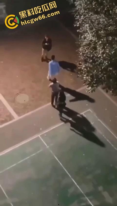 四川国际职业学院三舔狗为一个海后当街互殴，情敌互锤全员备胎，女主笑而不语继续约第4个！  第7张