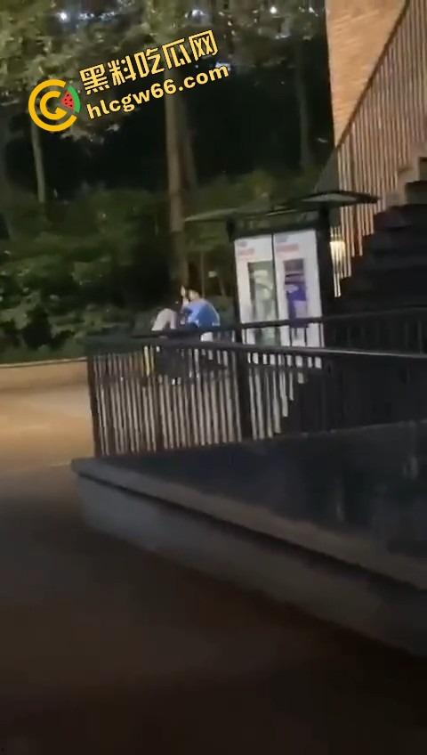 四川国际职业学院三舔狗为一个海后当街互殴，情敌互锤全员备胎，女主笑而不语继续约第4个！  第12张