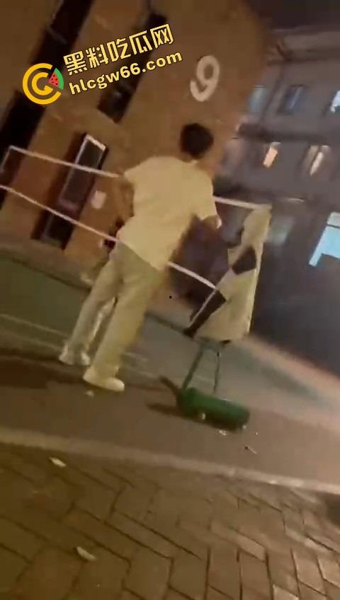 四川国际职业学院三舔狗为一个海后当街互殴，情敌互锤全员备胎，女主笑而不语继续约第4个！  第13张