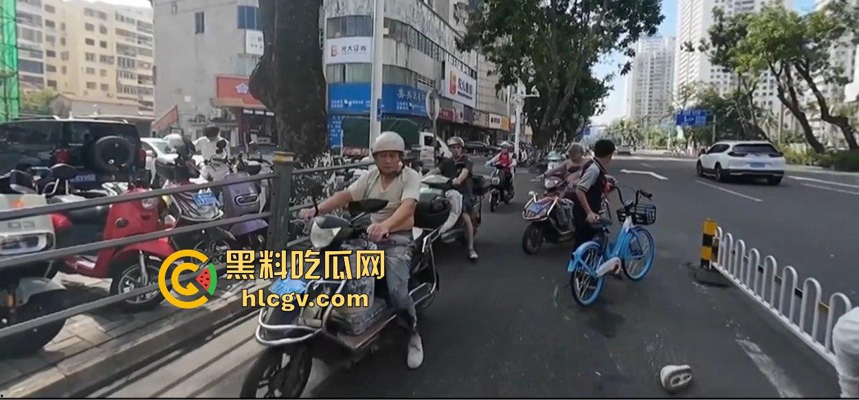 小哥新买电动车上路被3人行喝嗨了的撞飞，妹子砸在围栏上懵了，身材比脸吸睛！  第3张