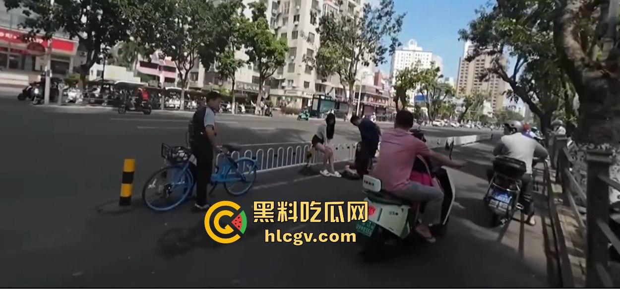 小哥新买电动车上路被3人行喝嗨了的撞飞，妹子砸在围栏上懵了，身材比脸吸睛！  第4张