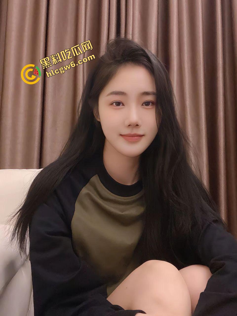 辽宁大连社会反差骚鸡『刘思颖』吸吮口爆吞精男友肉棒 后怼猛操性爱贼淫荡！原创独家流出！  第1张