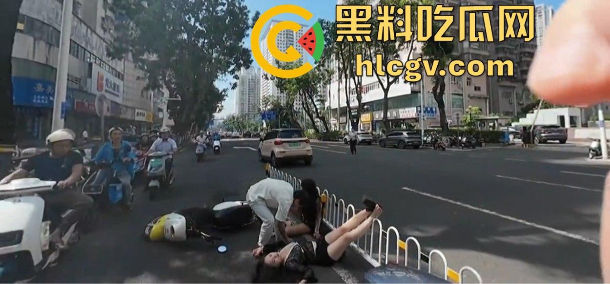 小哥新买电动车上路被3人行喝嗨了的撞飞，妹子砸在围栏上懵了，身材比脸吸睛！  第6张