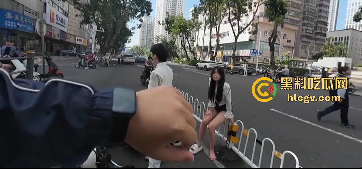 小哥新买电动车上路被3人行喝嗨了的撞飞，妹子砸在围栏上懵了，身材比脸吸睛！  第7张