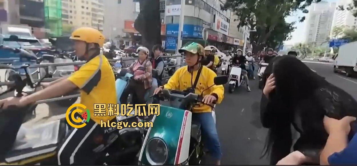 小哥新买电动车上路被3人行喝嗨了的撞飞，妹子砸在围栏上懵了，身材比脸吸睛！  第8张