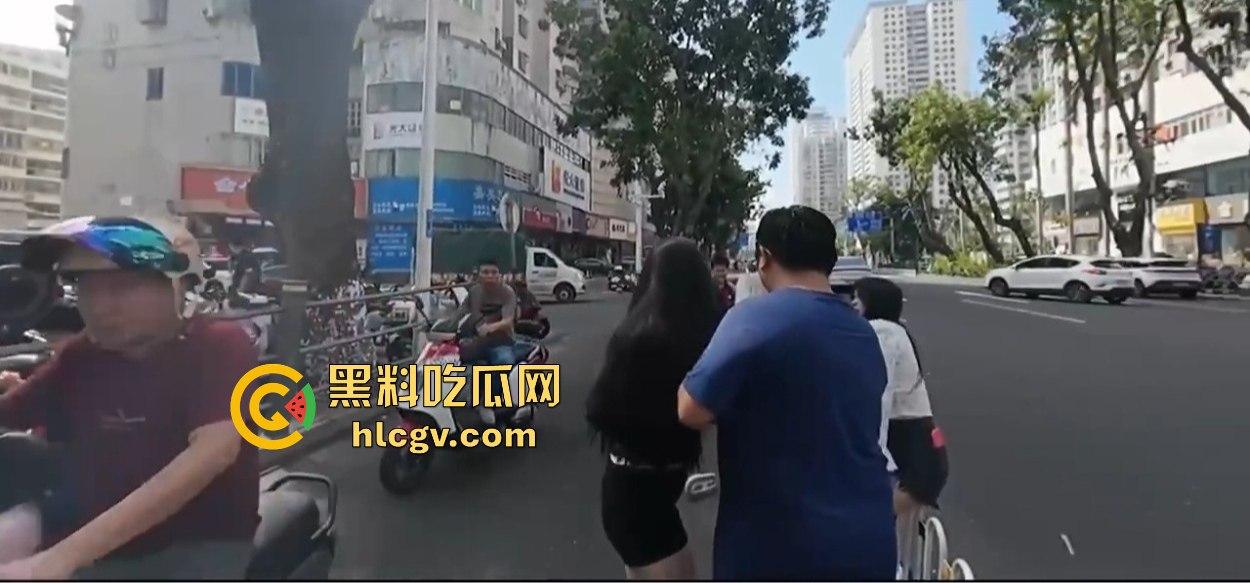 小哥新买电动车上路被3人行喝嗨了的撞飞，妹子砸在围栏上懵了，身材比脸吸睛！  第10张