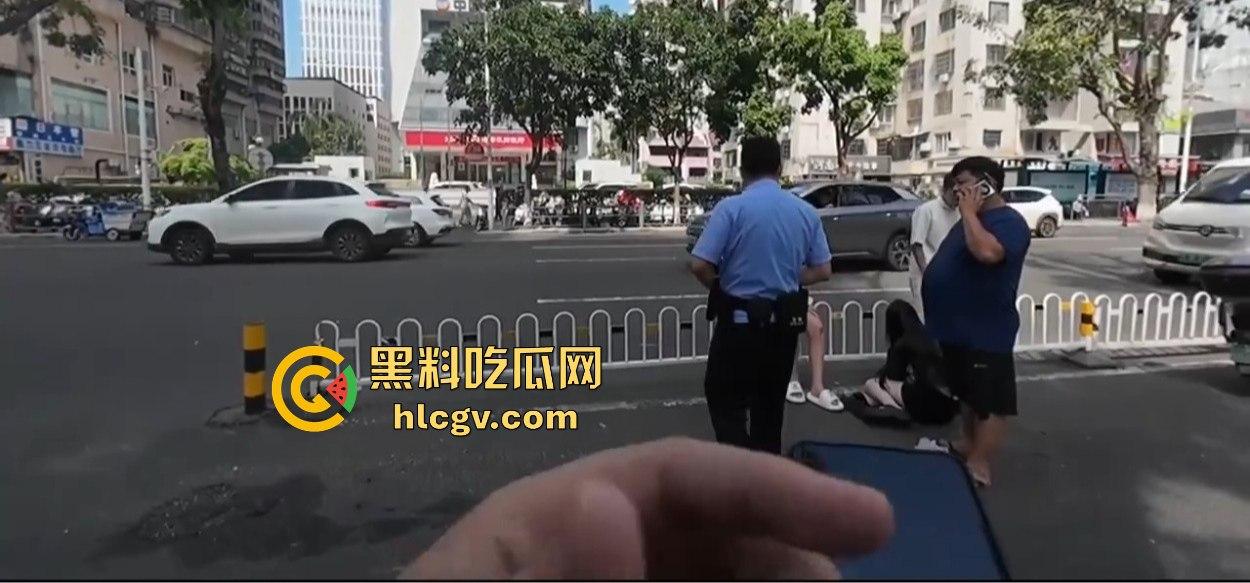 小哥新买电动车上路被3人行喝嗨了的撞飞，妹子砸在围栏上懵了，身材比脸吸睛！  第14张