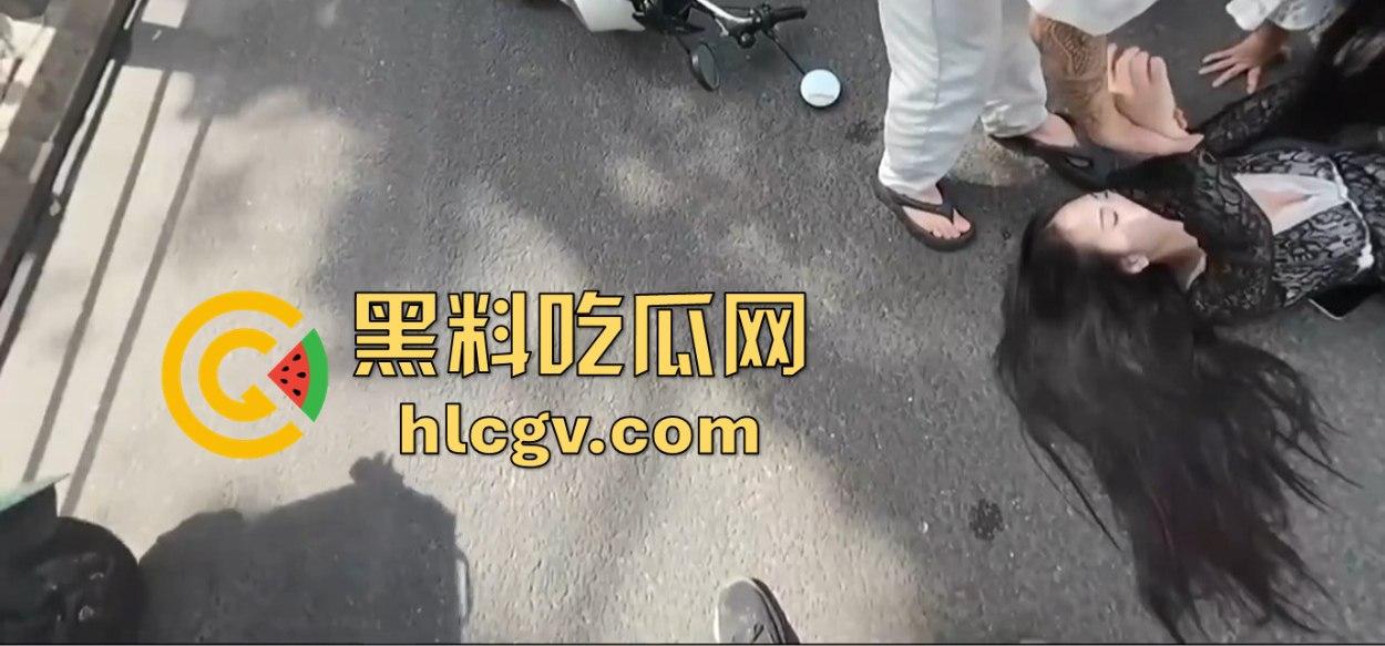 小哥新买电动车上路被3人行喝嗨了的撞飞，妹子砸在围栏上懵了，身材比脸吸睛！  第15张