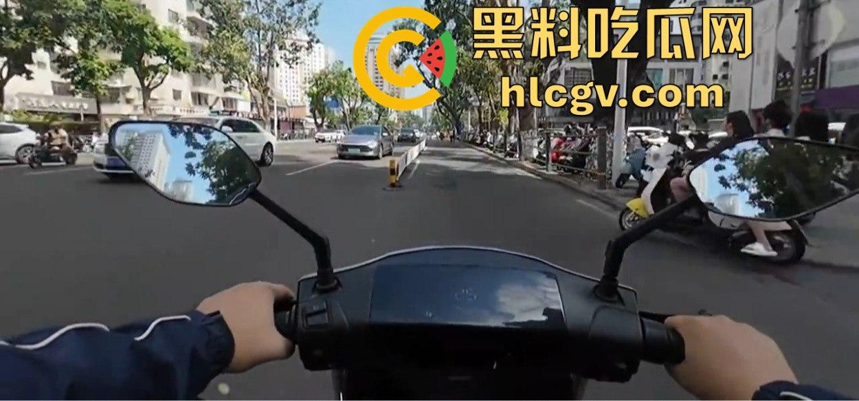 小哥新买电动车上路被3人行喝嗨了的撞飞，妹子砸在围栏上懵了，身材比脸吸睛！  第16张