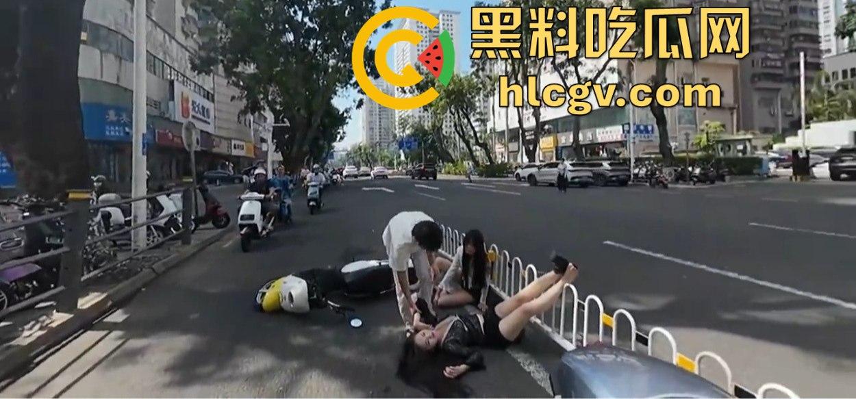 小哥新买电动车上路被3人行喝嗨了的撞飞，妹子砸在围栏上懵了，身材比脸吸睛！  第17张