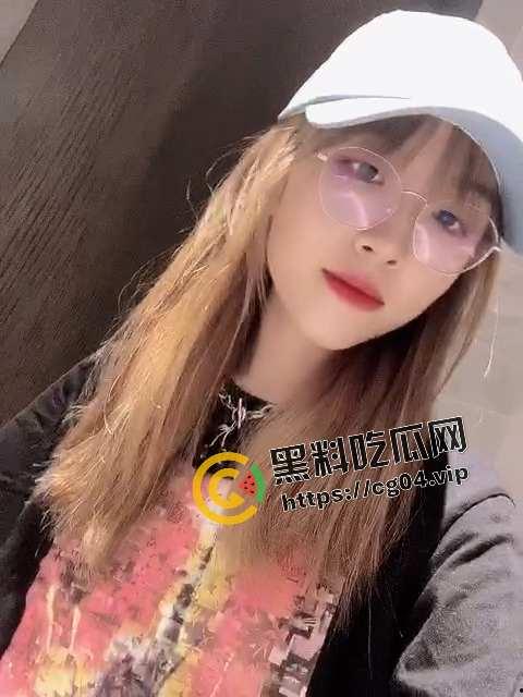 成都大学生【谢询】 喜欢肛交群p 背着男友一女站四男 三洞全开  小小的身体 大大的能量 第5张