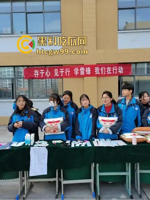 校园大瓜！江苏淮阴中专教室走廊大胆吃鸡，直接无视众人专心跪舔，现在的学生真的大胆！  第2张