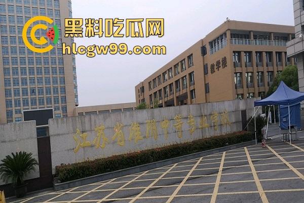 校园大瓜！江苏淮阴中专教室走廊大胆吃鸡，直接无视众人专心跪舔，现在的学生真的大胆！  第3张