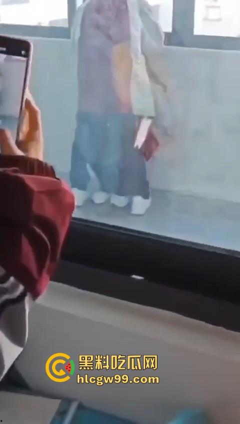 校园大瓜！江苏淮阴中专教室走廊大胆吃鸡，直接无视众人专心跪舔，现在的学生真的大胆！  第5张