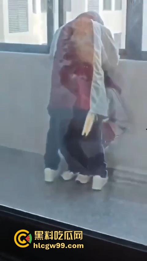 校园大瓜！江苏淮阴中专教室走廊大胆吃鸡，直接无视众人专心跪舔，现在的学生真的大胆！  第6张