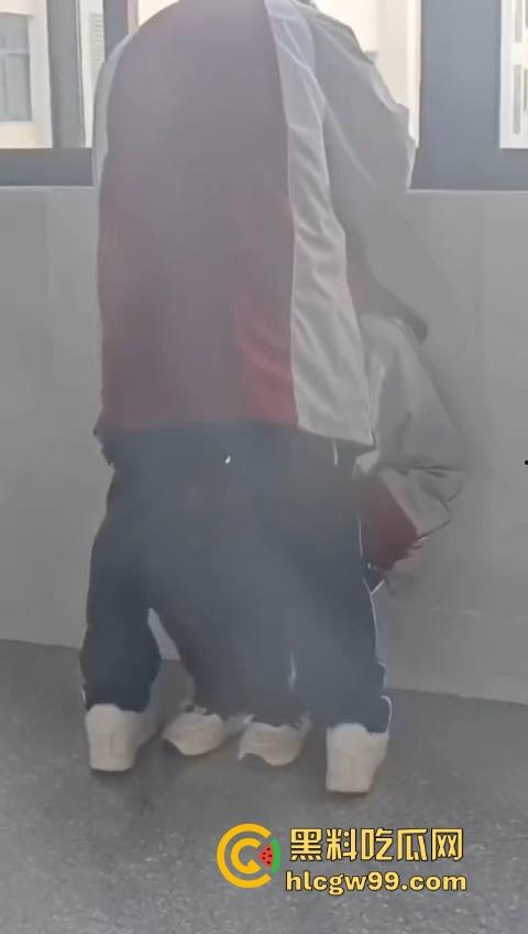 校园大瓜！江苏淮阴中专教室走廊大胆吃鸡，直接无视众人专心跪舔，现在的学生真的大胆！  第7张