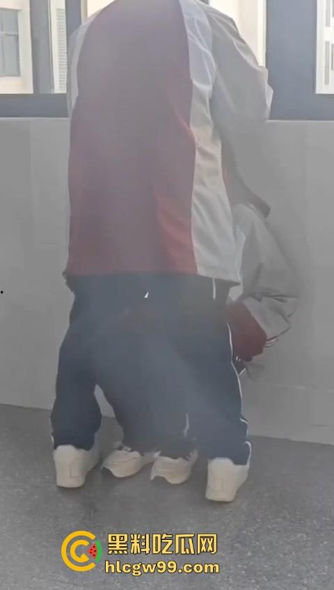 校园大瓜！江苏淮阴中专教室走廊大胆吃鸡，直接无视众人专心跪舔，现在的学生真的大胆！  第8张