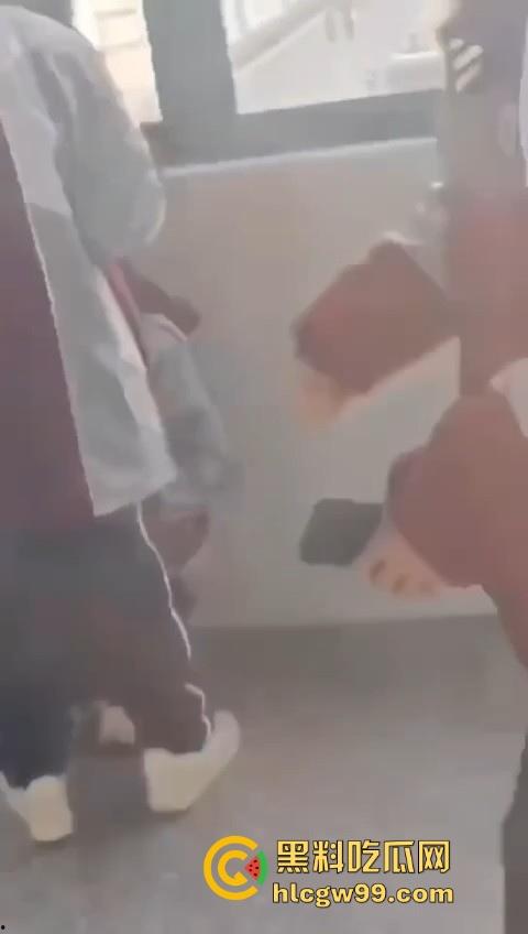 校园大瓜！江苏淮阴中专教室走廊大胆吃鸡，直接无视众人专心跪舔，现在的学生真的大胆！  第9张