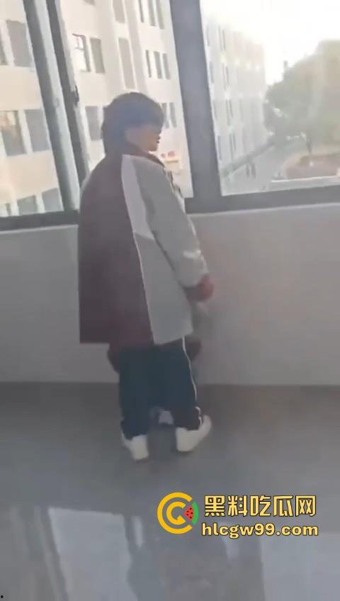 校园大瓜！江苏淮阴中专教室走廊大胆吃鸡，直接无视众人专心跪舔，现在的学生真的大胆！  第10张