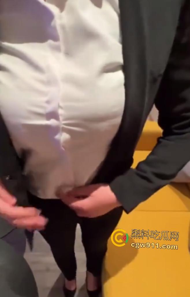 干销售的亲姐姐肥臀勾魂，姐弟直接酒店激战，内射狂灌骚穴，填补了姐姐单身多年的寂寞！  第1张