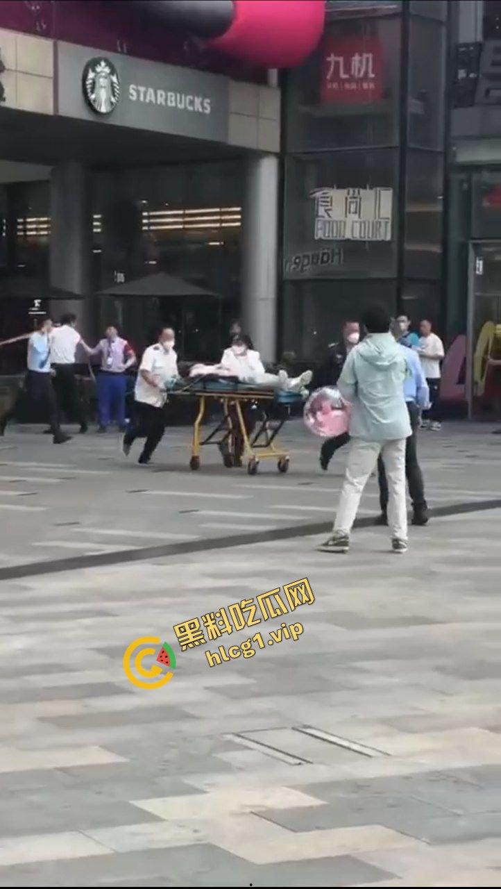 昆明 同德广场商场 15岁抑郁症男孩 因父母离异 从4楼一跃而下 跳楼自杀！  第3张